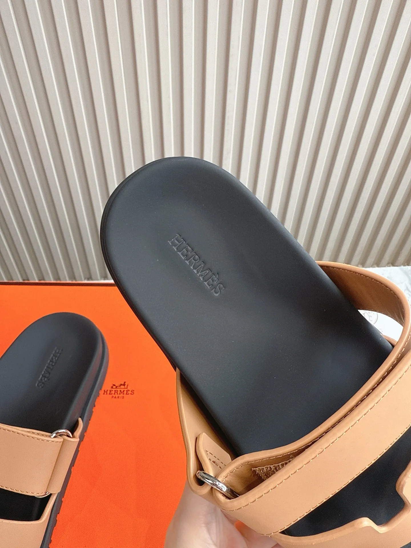 p480🐮🐮Couple model (top version) H family 2024 spring and summer new style HERMES Hermes' recently popular couple model pig nose angle sandals and slippers, paired with various colorful socks, popular. Upper: imported original deerskin (the genuine leather edging is not ordinary super migration). Lining: imported genuine leather. Outsole: Tpu non-slip and wear-resistant outsole. Size: Female 35-42 (40/42 non-returnable and non-exchangeable) Male size: 39-45 (45 non-refundable and non-exchangeable)